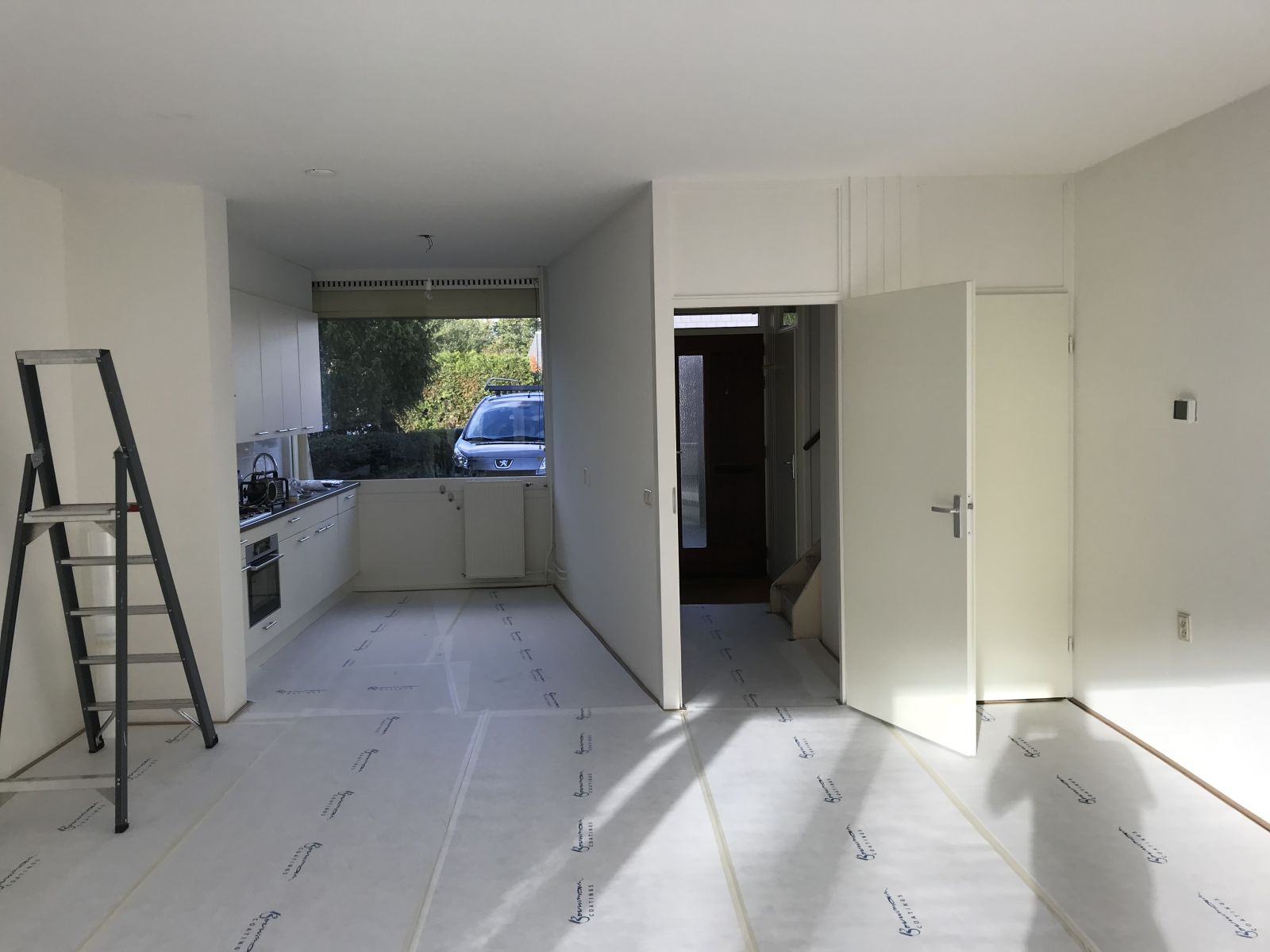 De binnenkant van een nieuwbouwwoning die geschilderd is door Schildersbedrijf Jos Sijl