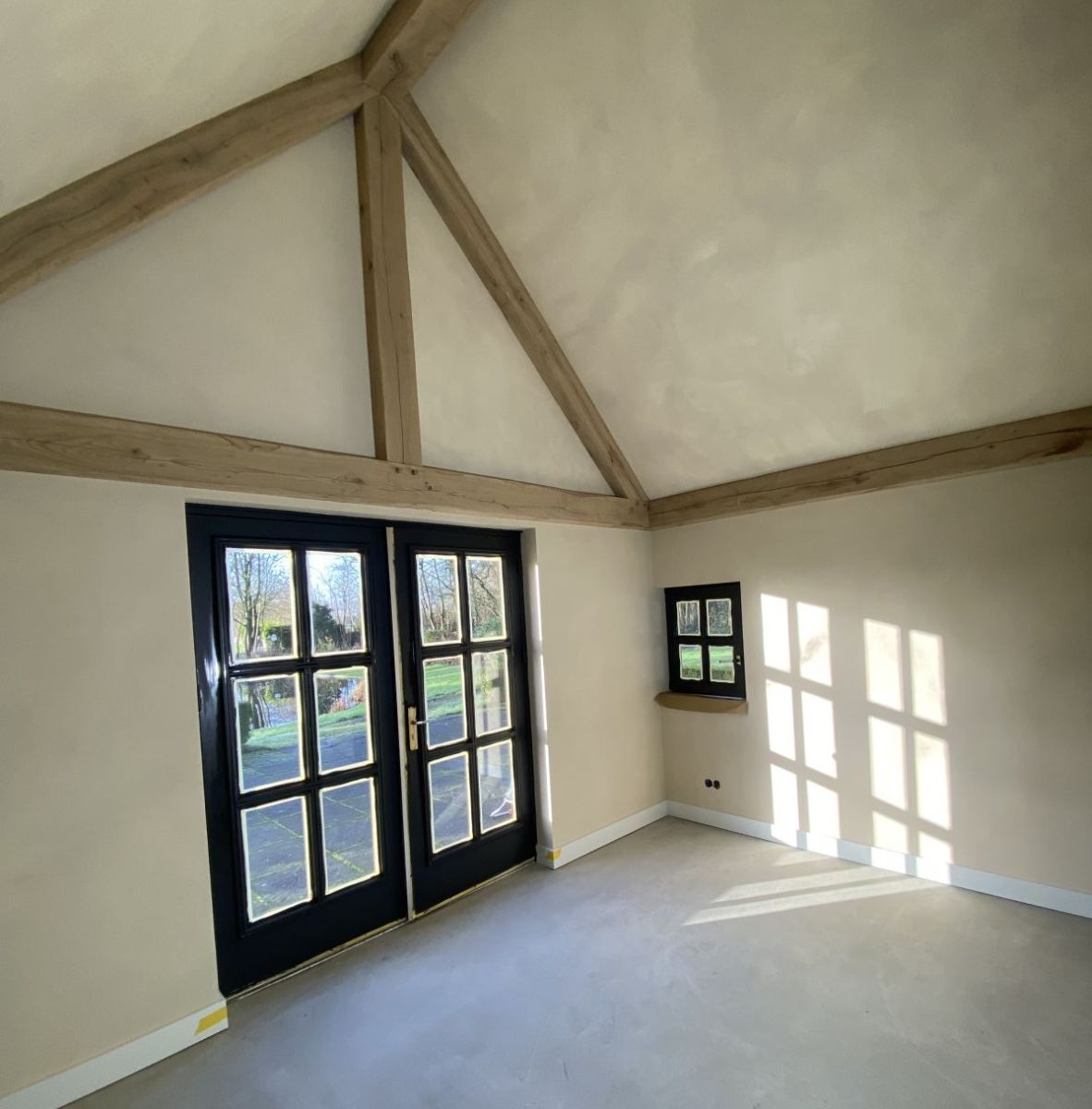 Geschilderde kozijnen binnen een woning